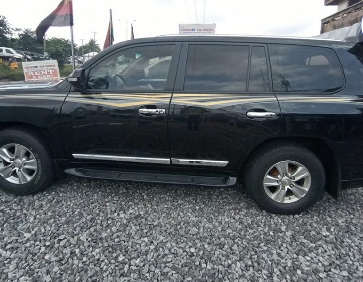 Black Landcruiser outside - LinkedIn Landcruiser V8 – Black